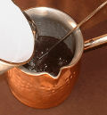 ターキッシュコーヒーの作り方 深煎りコーヒー粉・砂糖・水を混ぜる