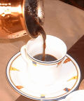 ターキッシュコーヒーの作り方 ２分待ってデミタスに注ぐ。