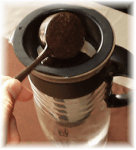 水出しコーヒーポットにコーヒー粉を入れる