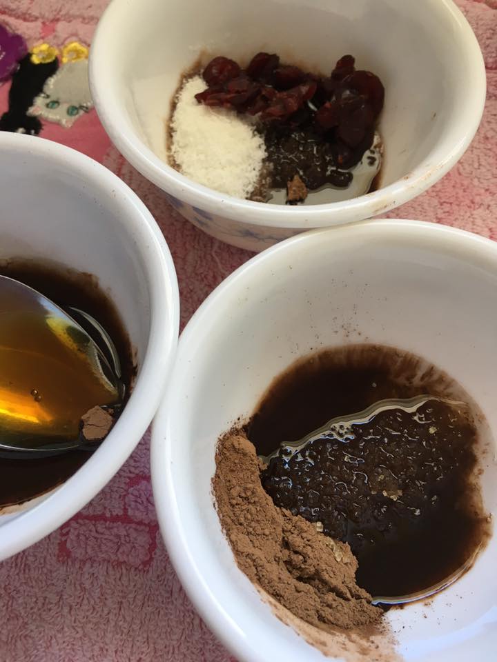 右：砂糖使用、左：メープルシロップ使用、上：砂糖・クランベリー・ココナッツフレーク使用